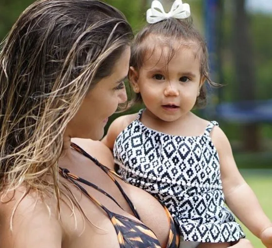 Deborah Secco e filha são atacadas e ameaçadas na internet