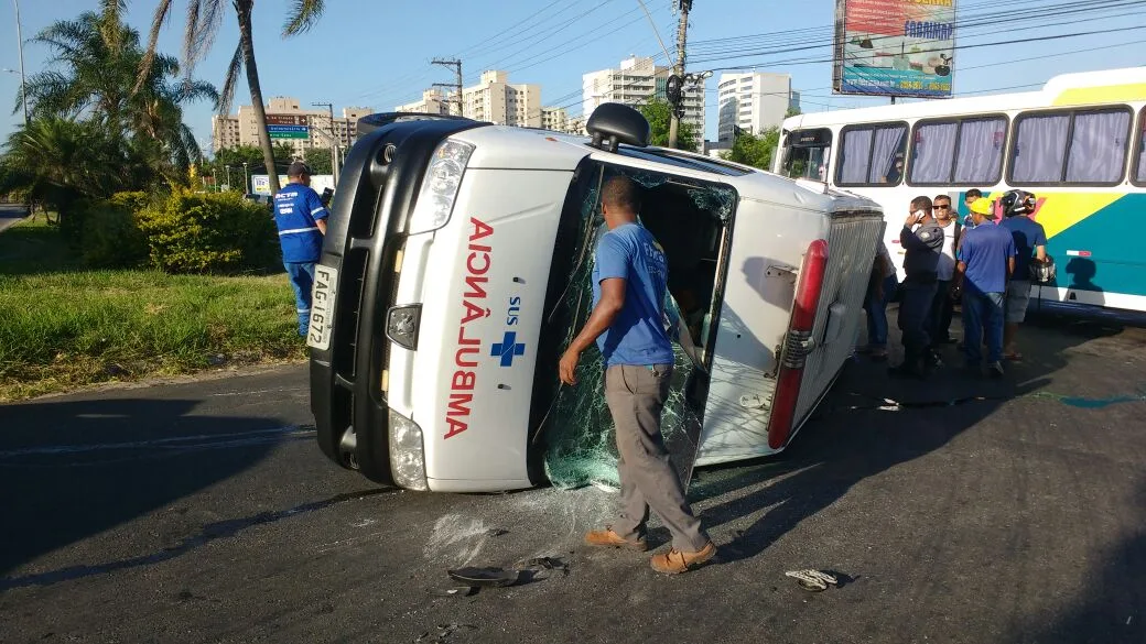 Acidente entre ambulância e carro de passeio deixa feridos e interdita trânsito na BR-101, na Serra