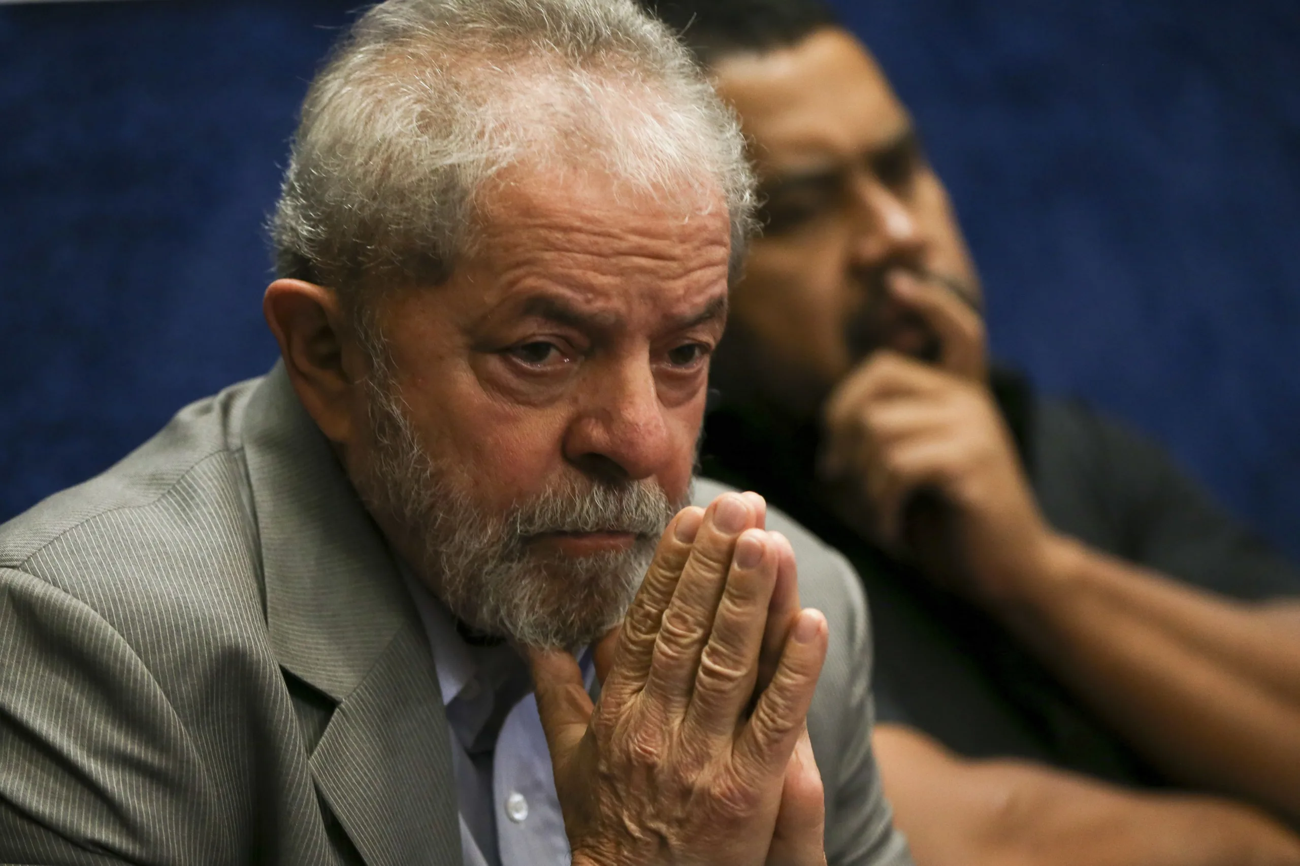 Brasília – O ex-presidente Luiz Inácio Lula da Silva assiste a presidenta afastada, Dilma Rousseff, fazer sua defesa durante sessão de julgamento do impeachment no Senado ( Marcelo Camargo/Agência Brasil)