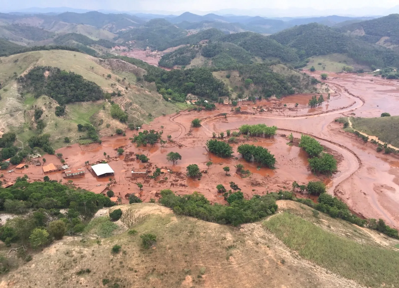 Mariana (MG) – barragem pertencente à mineradora Samarco se rompeu no distrito de Bento Rodrigues, zona rural a 23 quilômetros de Mariana, em Minas Gerais (Corpo de Bombeiros/MG – Divulgação)