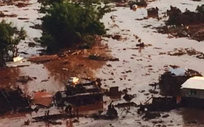 Bombeiros retiram corpos de duas vítimas de rompimento de barragem em MG