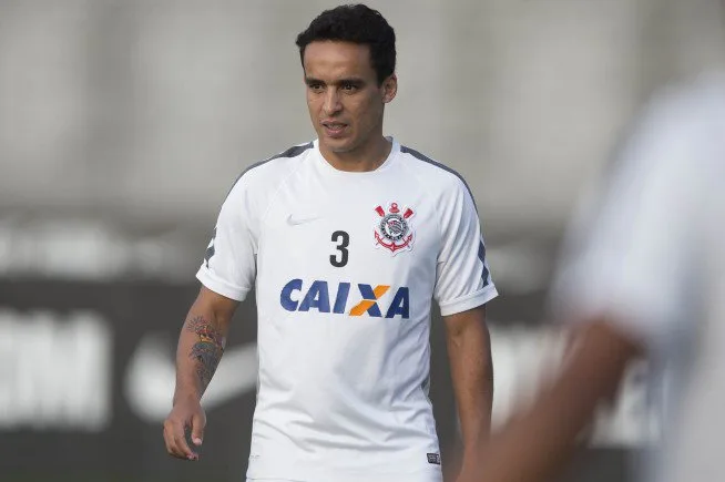 Jadson está acima do peso e deve levar um mês para reestrear no Corinthians