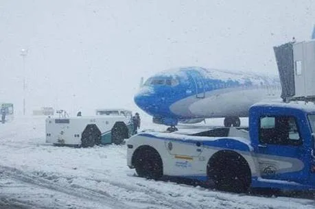 Cerca de 3.5 mil passageiros ficaram presos no aeroporto de Bariloche por causa da nevasca