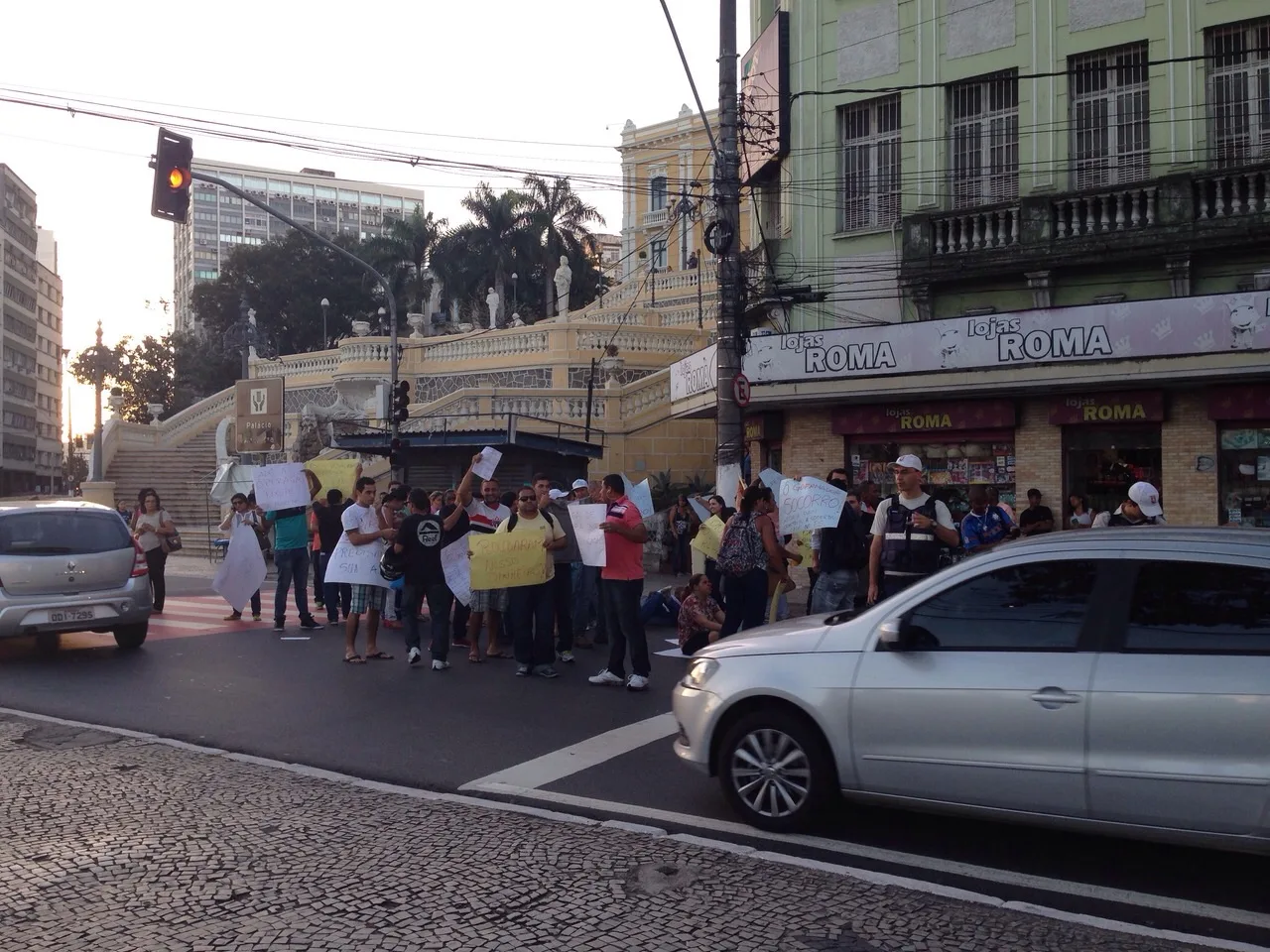 Manifestação de agentes socioeducativos fecha o trânsito no Centro de Vitória