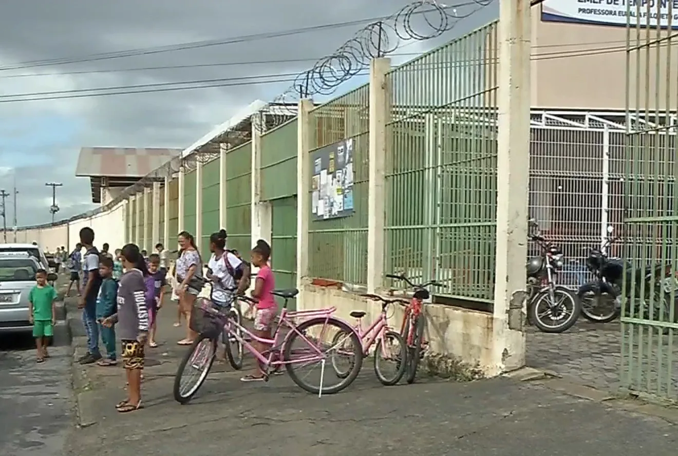 Bandidos invadem escola e levam aparelhos eletrônicos na Serra