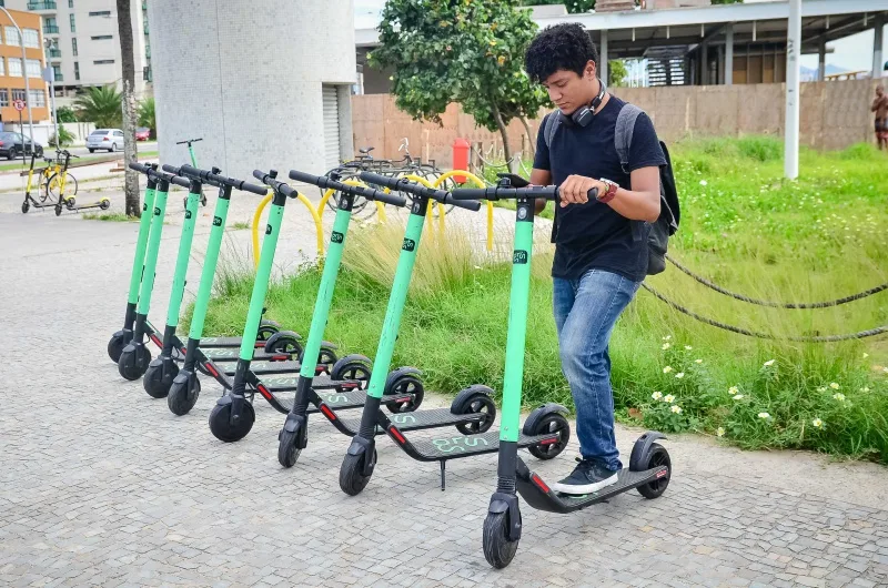 Patinetes elétricos compartilhados da empresa mexicana Grin