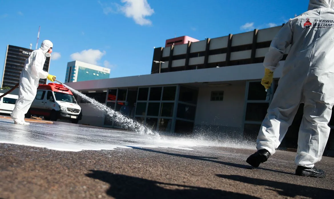 Forças Armadas promovem ação de desinfecção no Hospital Regional da Asa Norte (HRAN), uma das medidas adotadas para prevenir a contaminação pelo novo coronavírus