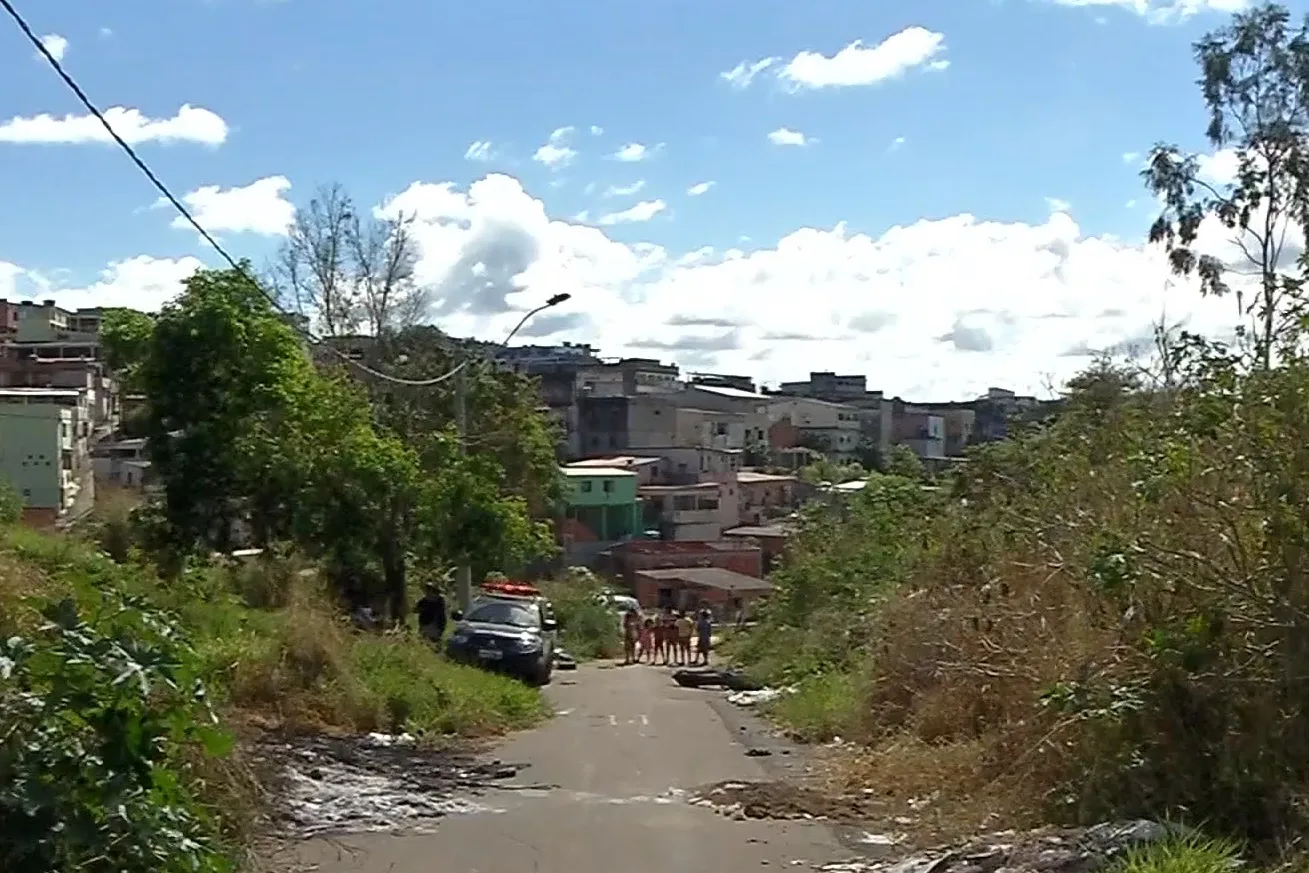 Ex-presidiário é morto a tiros em área de vegetação na Serra