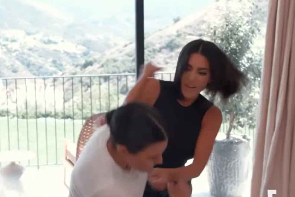 Durante briga, Kourtney Kardashian dá soco no rosto de Kim Kardashian