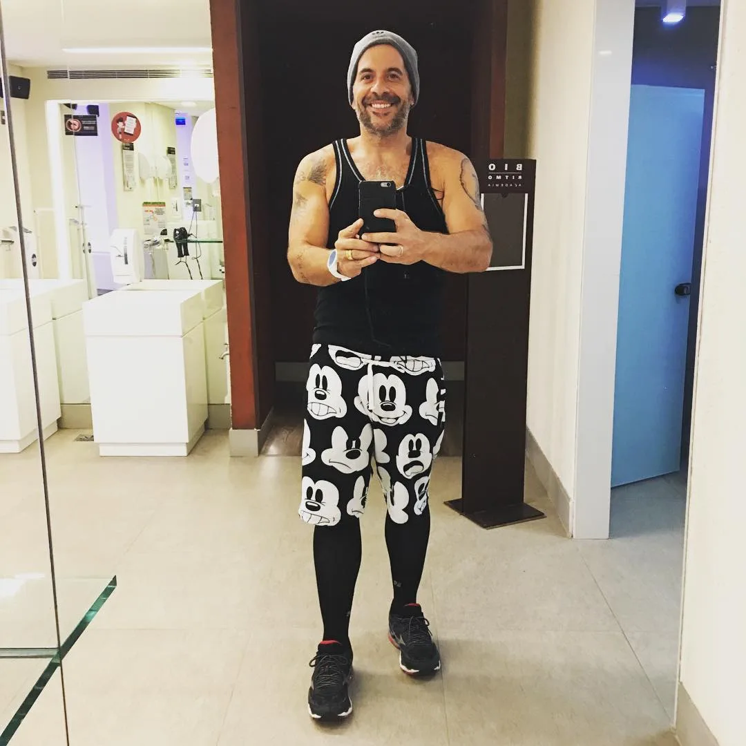 Leandro Hassum exibe músculos ao fazer selfie com look de academia