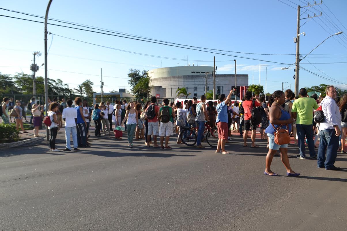 Protesto contra racismo fecha a avenida Fernando Ferrari, em Vitória