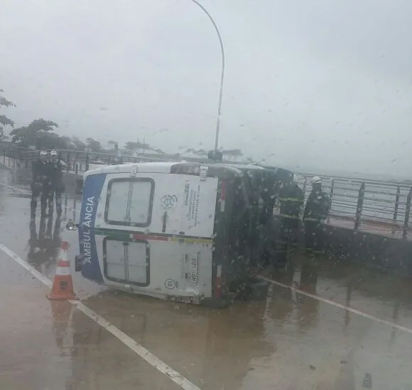 Ambulância tomba na Ponte de Camburi em Vitória e trânsito fica complicado