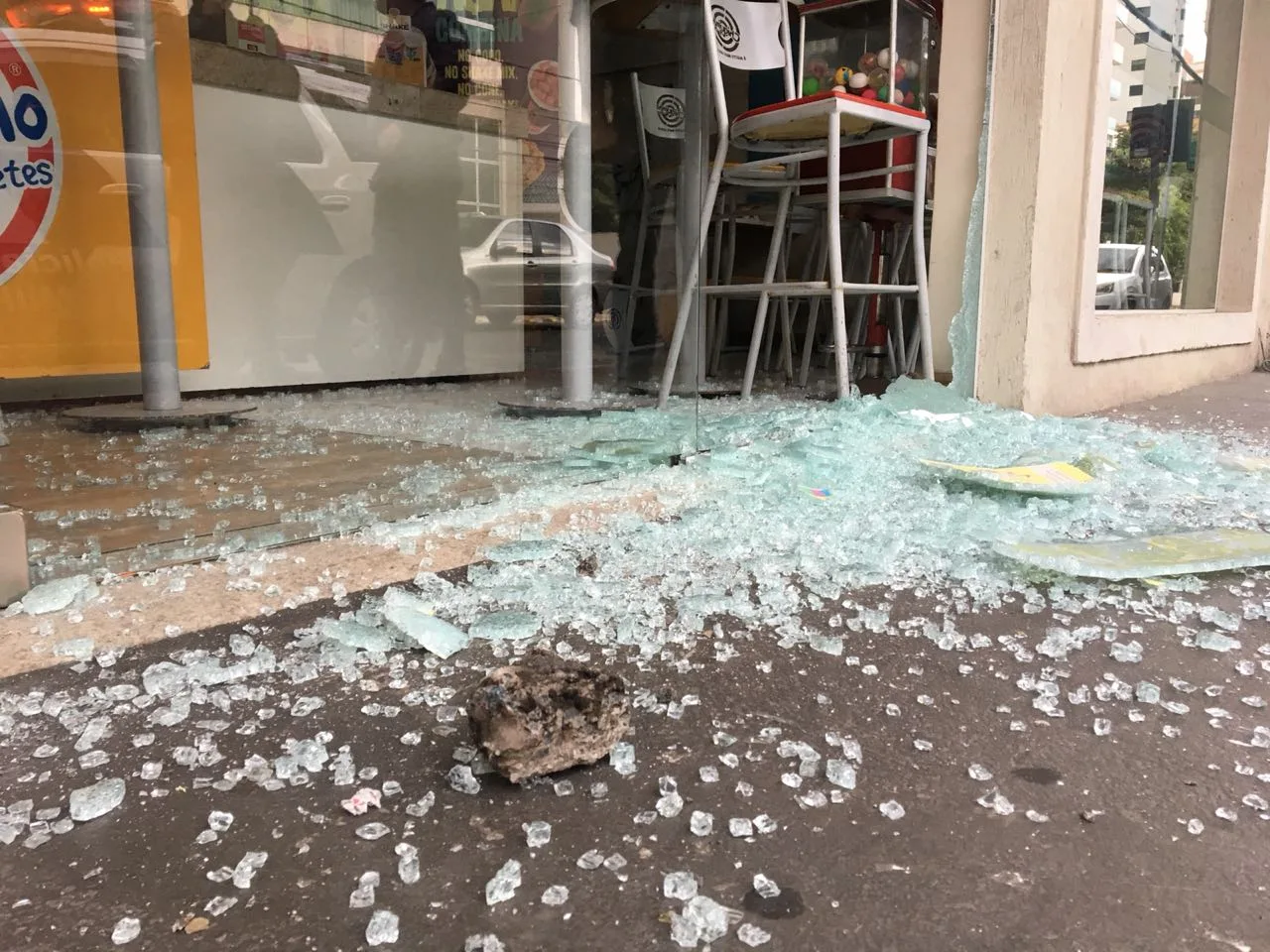 Sorveteria é arrombada na Praia do Canto e bandidos levam até TV