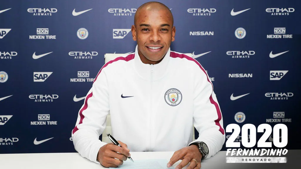 Manchester City anuncia renovação do contrato de Fernandinho até 2022