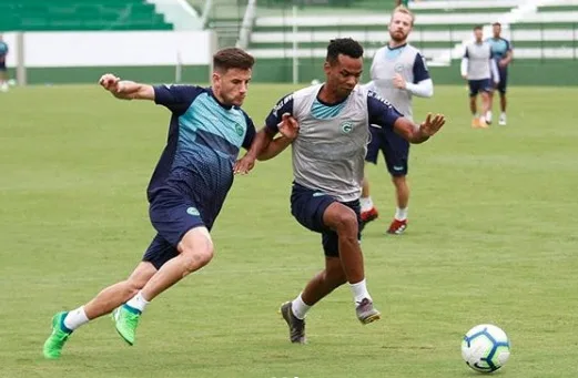 Goiás recebe a Chapecoense para emplacar terceira vitória seguida em casa