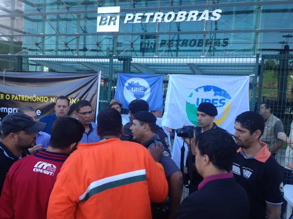 Manifestação na sede da Petrobras em Vitória tem princípio de tumulto e portões bloqueados