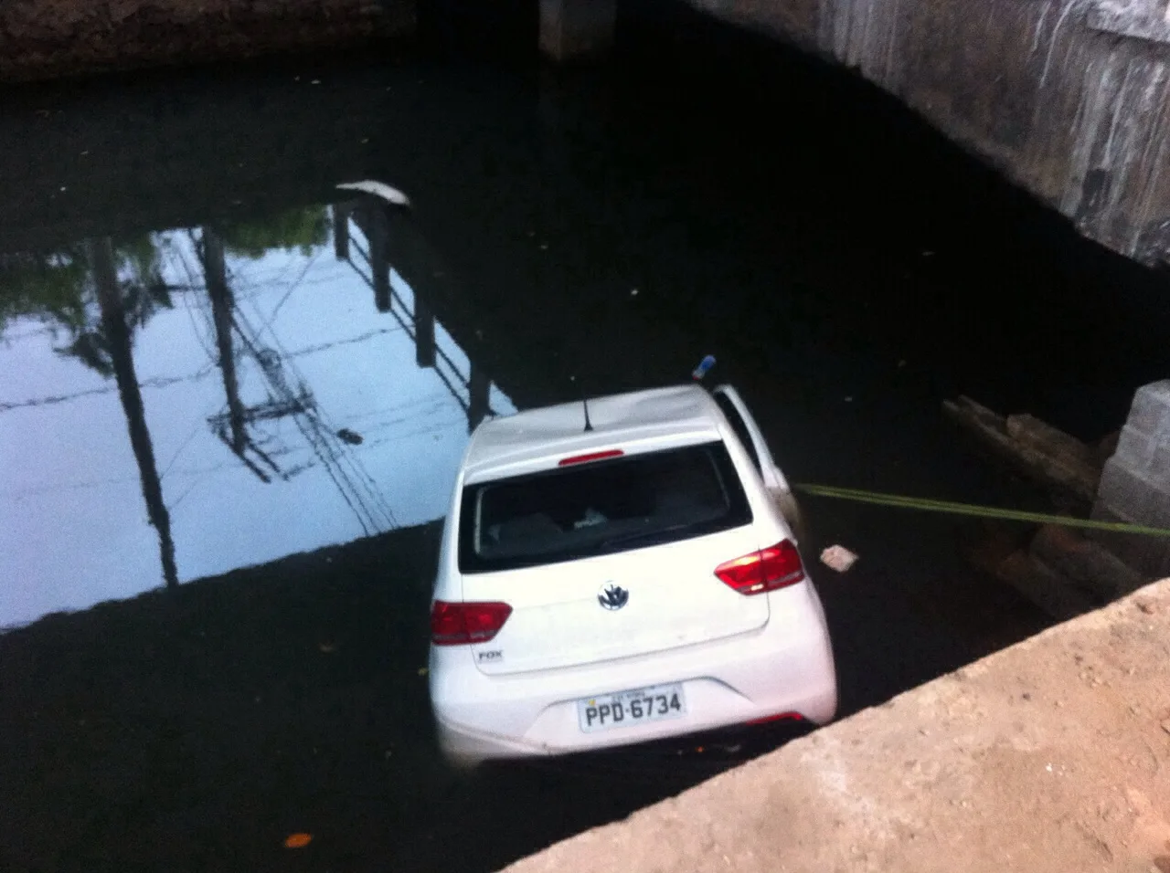 Carro capota e cai dentro de valão embaixo da Terceira Ponte na Praia da Costa