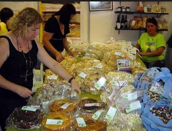 Feira Sabores da Terra atrai capixabas e turistas para a Praça do Papa