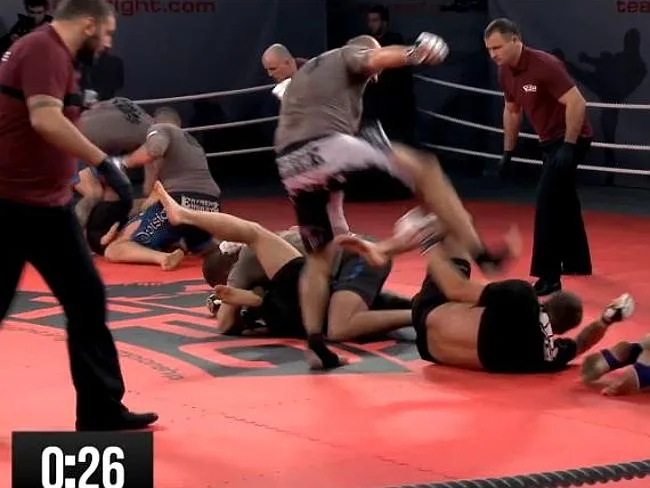 5 contra 5 em luta de MMA. Veja!