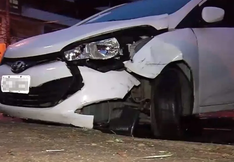 Bandidos roubam carro, provocam acidente e trocam tiros com a polícia em Vila Velha