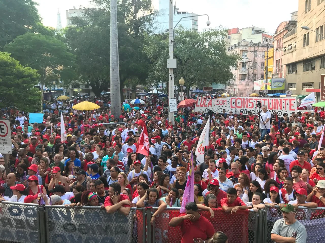 Concentração na praça Costa Pereira, em Vitória, em ato com ex-presidente Lula