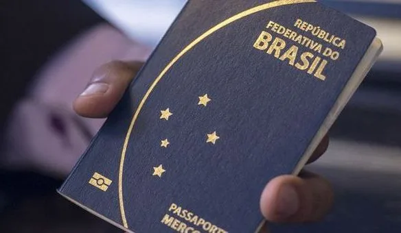 Novo passaporte comum eletrônico brasileiro. O documento passou a ser emitido desde a última segunda -feira (6) pela Polícia Federal e Casa da Moeda, e terá prazo de validade de 10 anos (Marcelo Camargo/Agência Brasil)