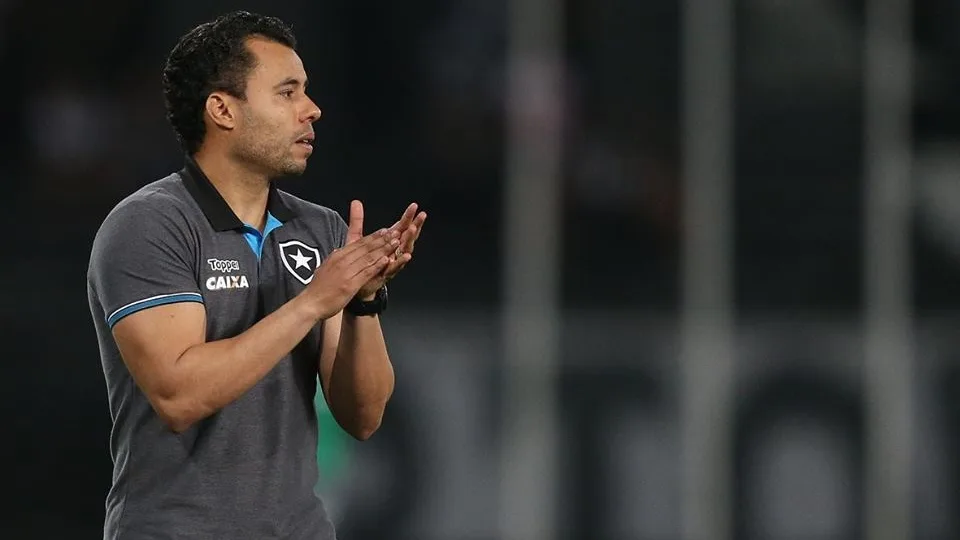 Jair Ventura valoriza empate, mas lamenta protesto da torcida do Botafogo