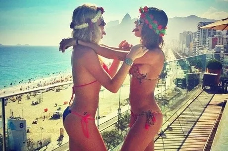 Fiorella Mattheis e Thaila Ayala curtem piscina juntas