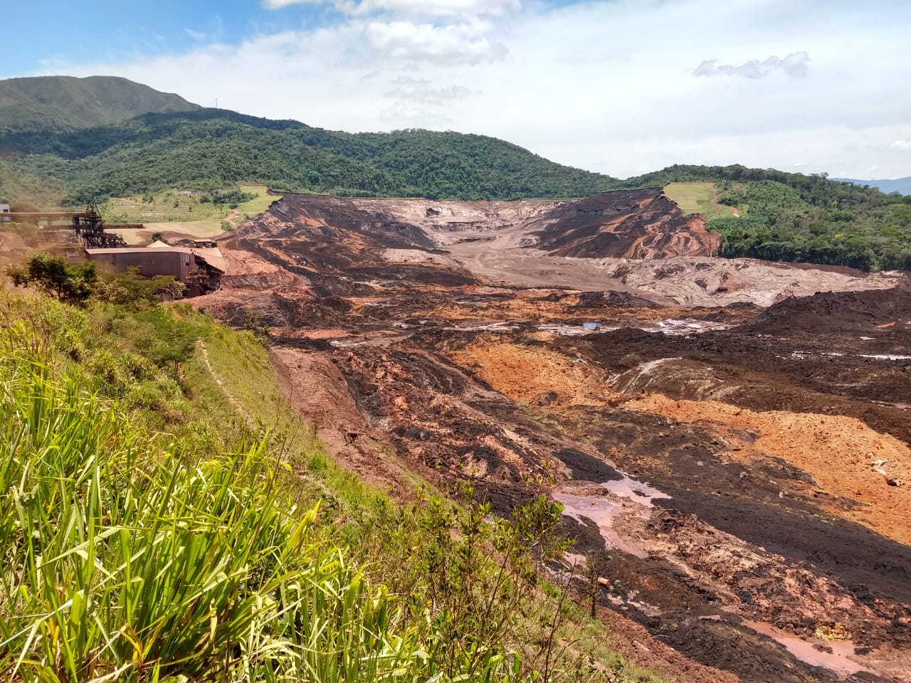 Barragem de rejeitos da Vale rompe em Brumadinho, em Minas Gerais; veja vídeos