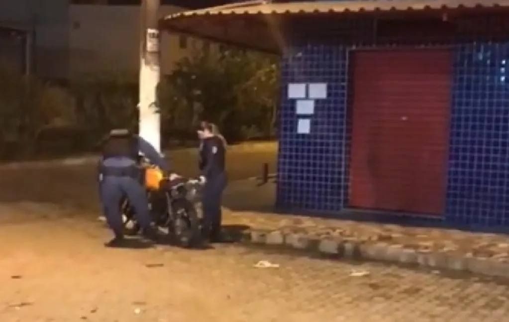 Dois homens são presos com moto roubada e placa adulterada