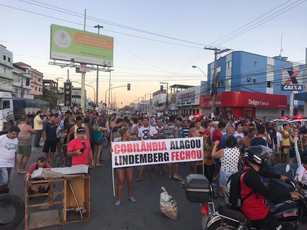 Protesto contra alagamentos interdita trânsito na Avenida Carlos Lindenberg