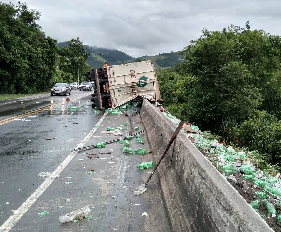 Carreta tomba e interdita parcialmente a BR-101 em Rio Novo do Sul