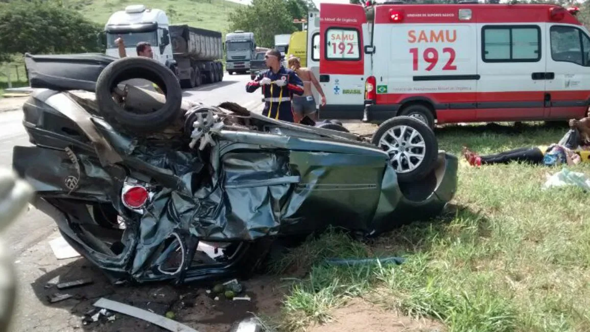 Criança é lançada para fora de veículo em grave acidente na BR-101