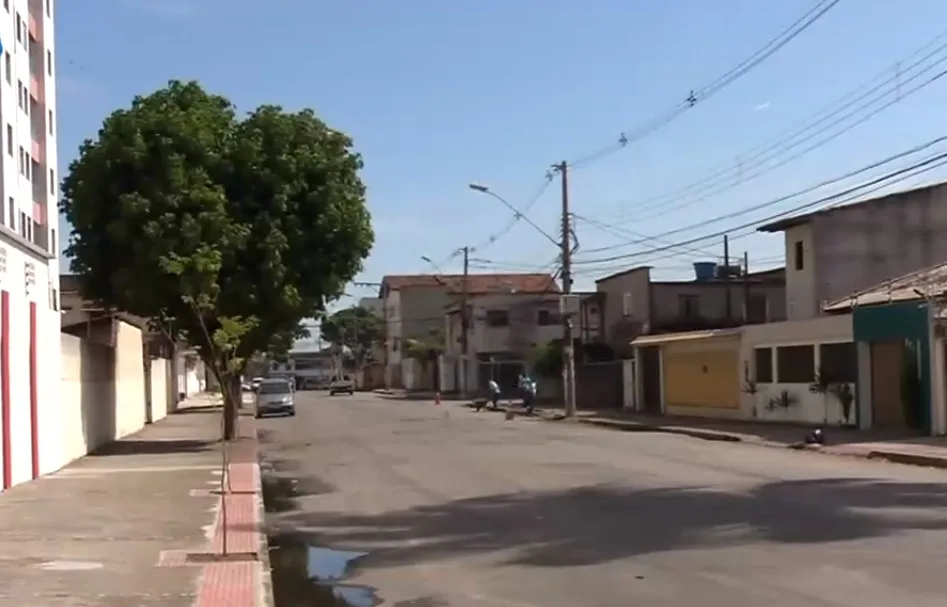 Homem sai para passear com o cachorro e tem carro roubado na porta de casa na Serra