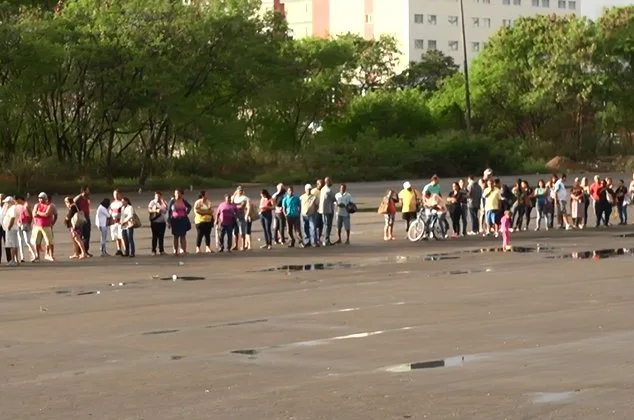 Capixabas dormem na fila para conseguir renegociar dívidas na Serra