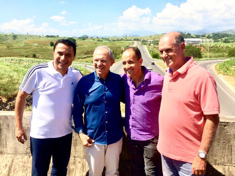 Deputado tucano visita obra ao lado de lideranças políticas