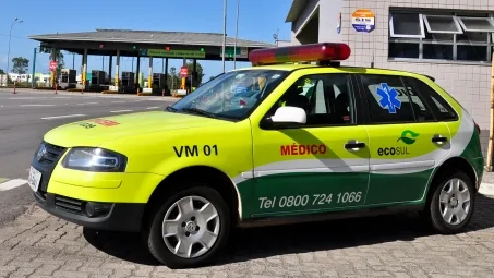 Duas pessoas ficam feridas em acidente com carro e carreta na BR-101, em Anchieta