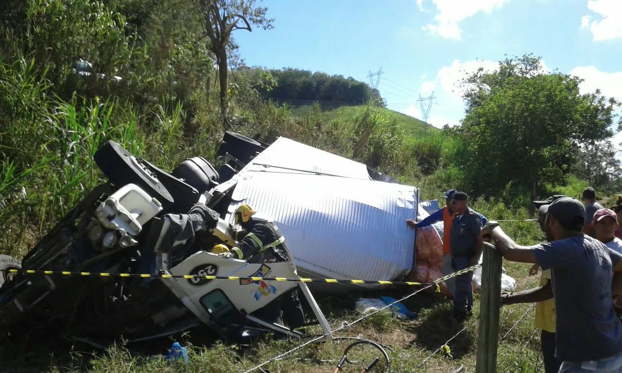 Caminhoneiro de MG morre preso às ferragens em acidente em Rio Novo do Sul