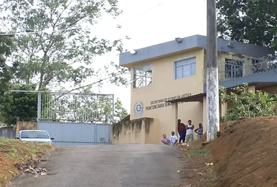 Quinze detentos fogem de penitenciária em Cariacica após abrirem buracos em celas