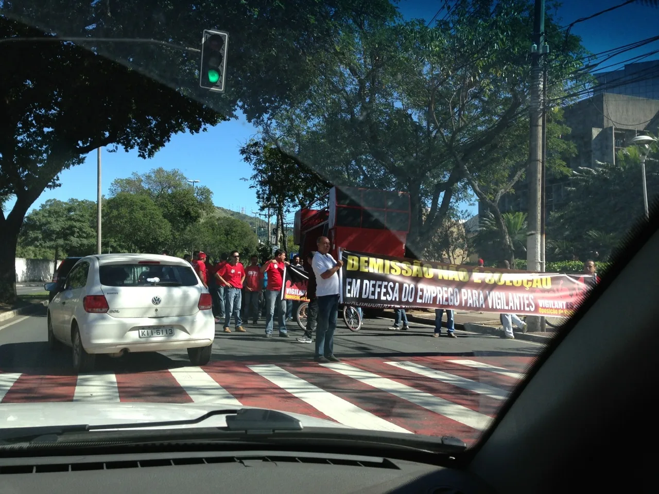 Vigilantes fazem manifestação em frente à Prefeitura de Vitória. Veja como está o trânsito!