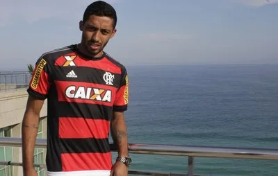 Preocupado com a defesa, Flamengo apresenta zagueiro Cesar nesta terça-feira