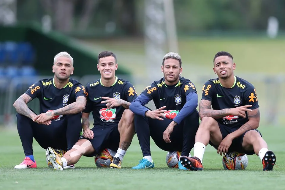 Tite orienta posicionamento defensivo em último treino na Granja Comary