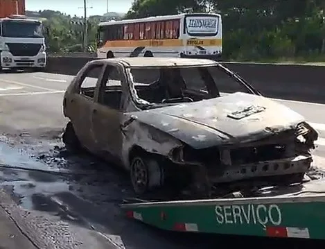 Carro pega fogo e trânsito fica complicado em Viana