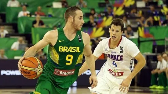 Brasil bate França na estreia do Mundial de Basquete