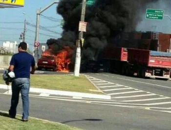 Veículo pega fogo na Avenida Norte Sul, na Serra