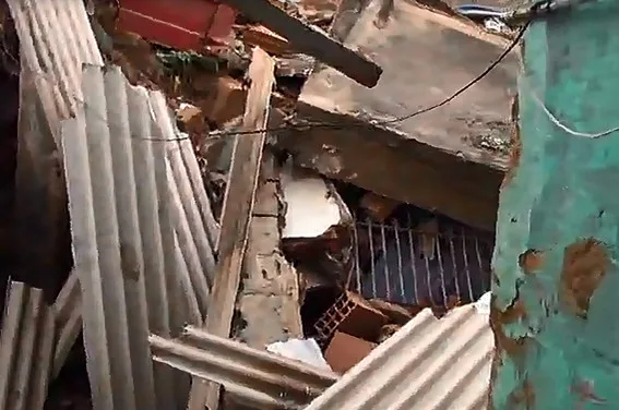 Parte de casa desaba durante chuva e deixa famílias desabrigadas em Cariacica