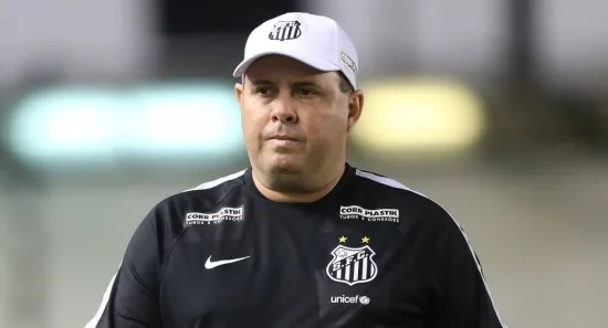 Com opções no mercado, Santos pode demitir Marcelo Fernandes