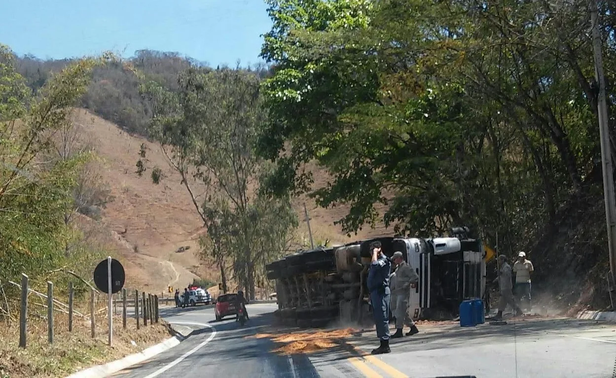 Caminhão carregado com chapas de granito tomba e deixa motorista ferido em Alegre