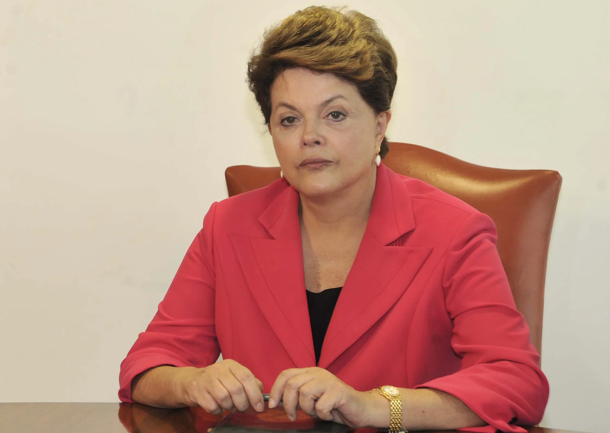 Brasília – A presidenta Dilma Rousseff recebe o presidente mundial da Renault, Carlos Ghosn, no Palácio do Planalto. Ao lado, o ministro da Ciência e Tecnologia e Inovação, Aloizio Mercadante, e o governador do Rio de Janeiro, Sérgio Cabral