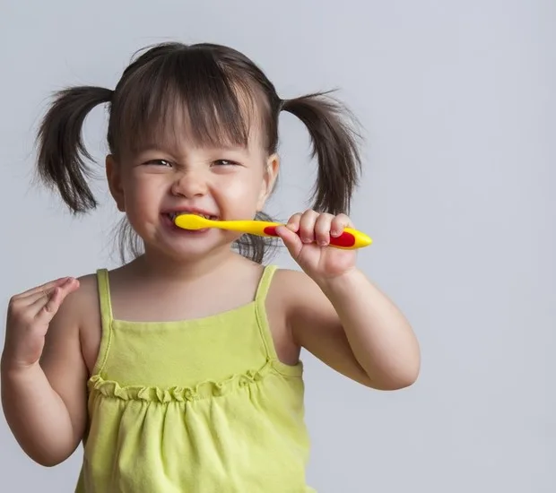 Quando devo começar a limpar os dentes do meu bebê?